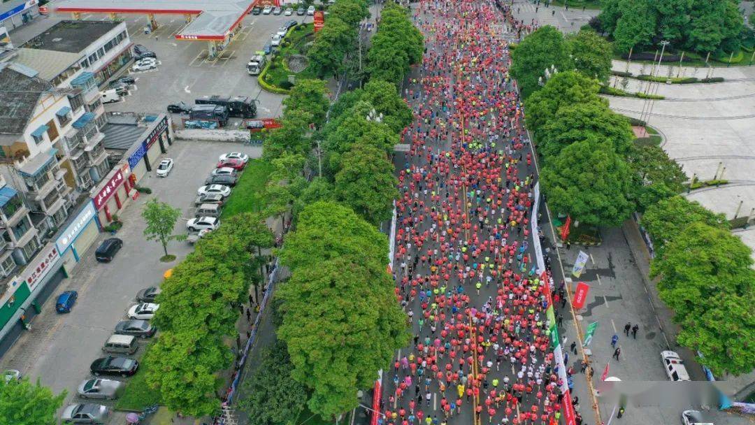 在奔驰中感触感染生命律动 | 都江堰做家眼中的马拉松……