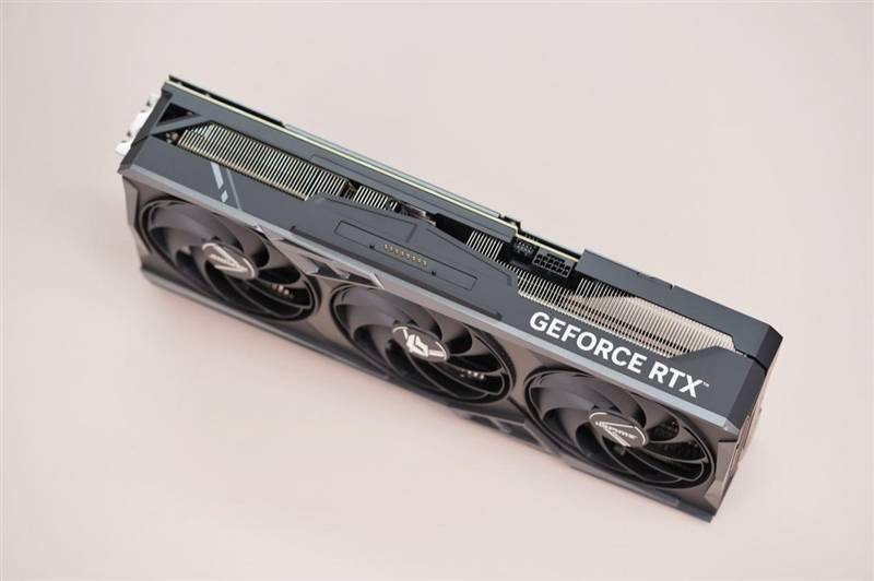 堪称堆料狂魔！iGame GeForce RTX 4070 Vulcan OC评测：游戏温度不超60度