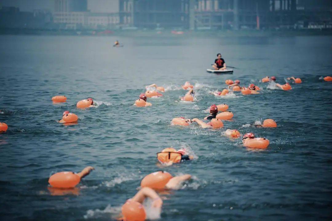 雷竞技RAYBET滴水湖耐力运动双日赛激情上演上海首场大铁226圆满举办！(图3)