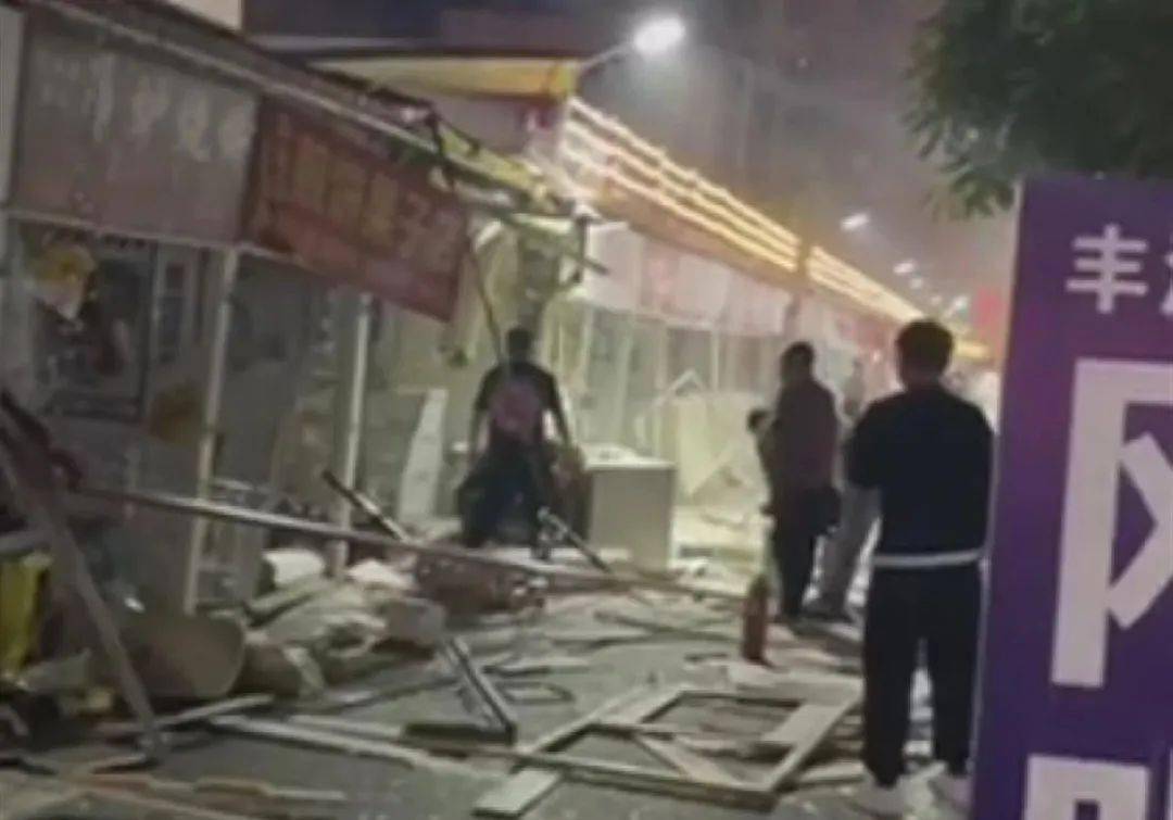 山东b体育一小吃街突然爆炸！附近商户：感觉像地震一样(图1)