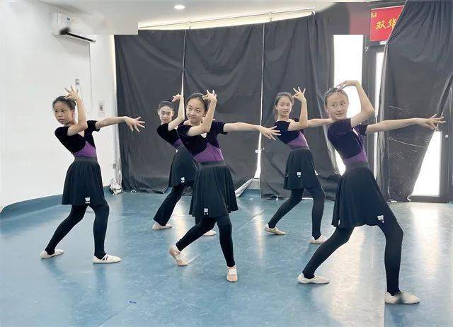 跟随着音乐的每一次律动伸展舞姿的每一个瞬间都在感受舞蹈的魅力与美好