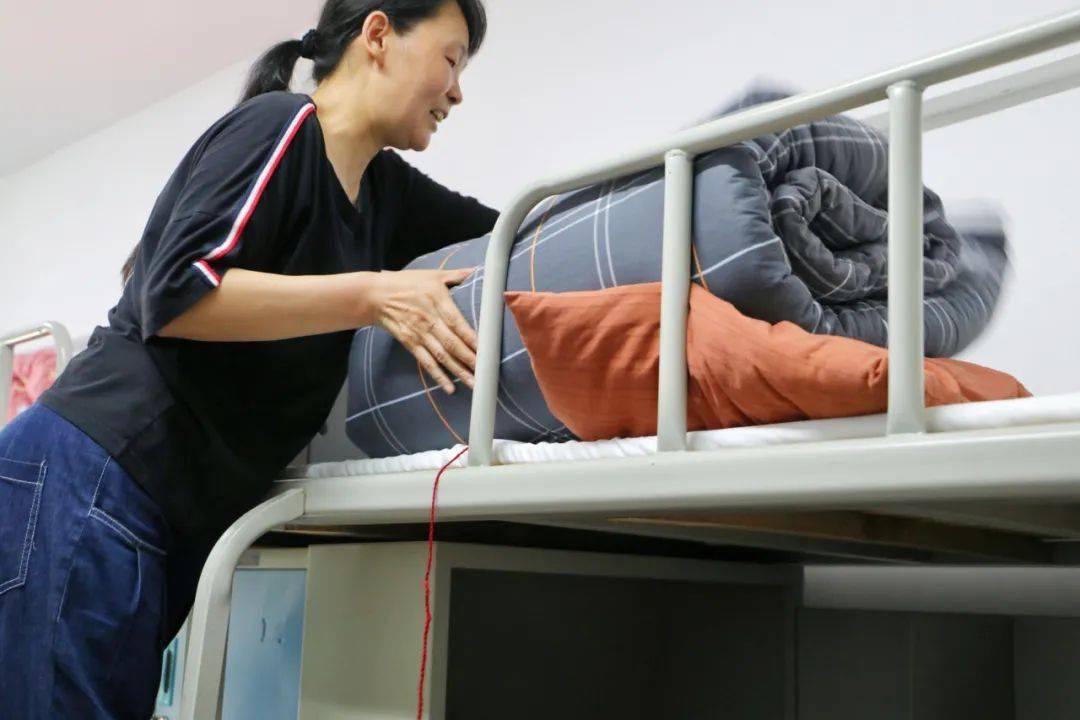 入住寝室后同学和家长更加忙碌了起来初次见面但又倍感亲切的室友们在互