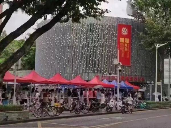 广东一地多人冒雨排队离婚？竟然是……