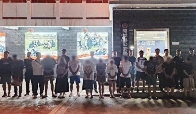 9岁男孩卖石榴看哭网友，系摆拍：网红水果店为卖水果欺骗祖孙