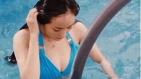 杨幂的泳装有多撩人? 看看她出水后的“小动作”, 根本学不来