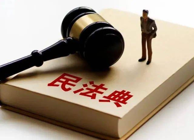 爷爷将8个月孙女从三楼扔下，当场摔死，法院查明真相后却判无罪