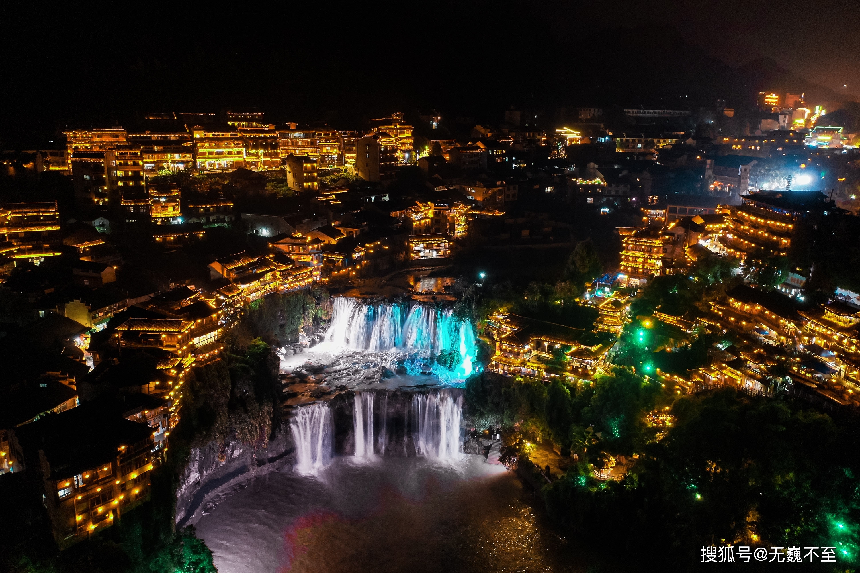 湖南夜景很美的古镇图片