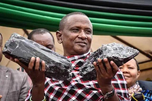一夜暴富!坦桑尼亚矿工发现迄今为止两颗最大的坦桑石,77亿成交