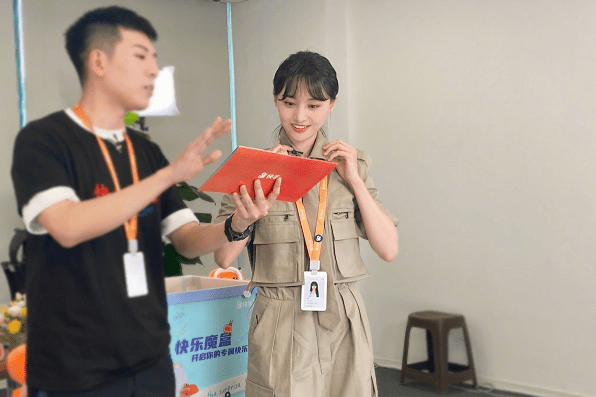 原创 有种"整容"叫郑爽换团队后,"铁刘海"消失了,露额头气质更高级