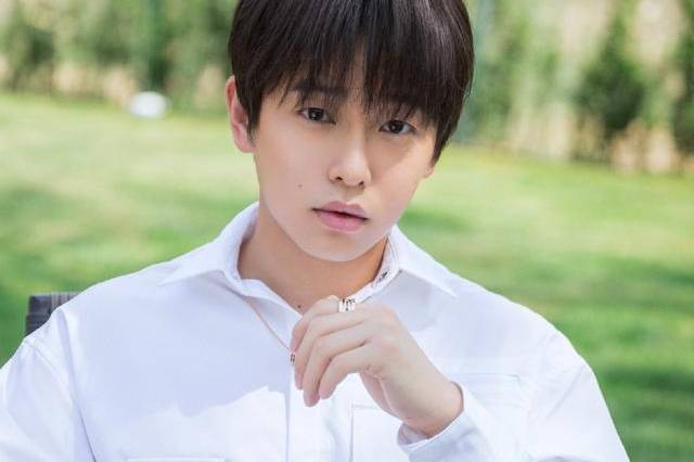 先是有网友爆料,公布了彭昱畅女友是天浩盛世经纪人tutu曾幸