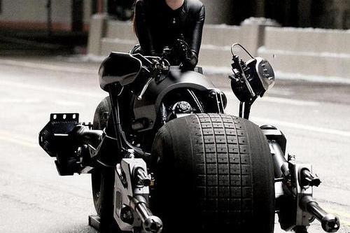 蝙蝠侠猫女骑摩托图片