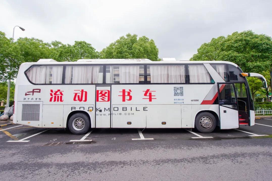 朱女士说,比起远在前程路上的浦东图书馆,流动图书车更近,更方便,一次