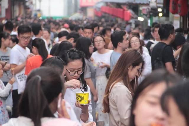 月收入从4万降到1万,美女老总兼职街头卖炸串,3天累瘦6斤!