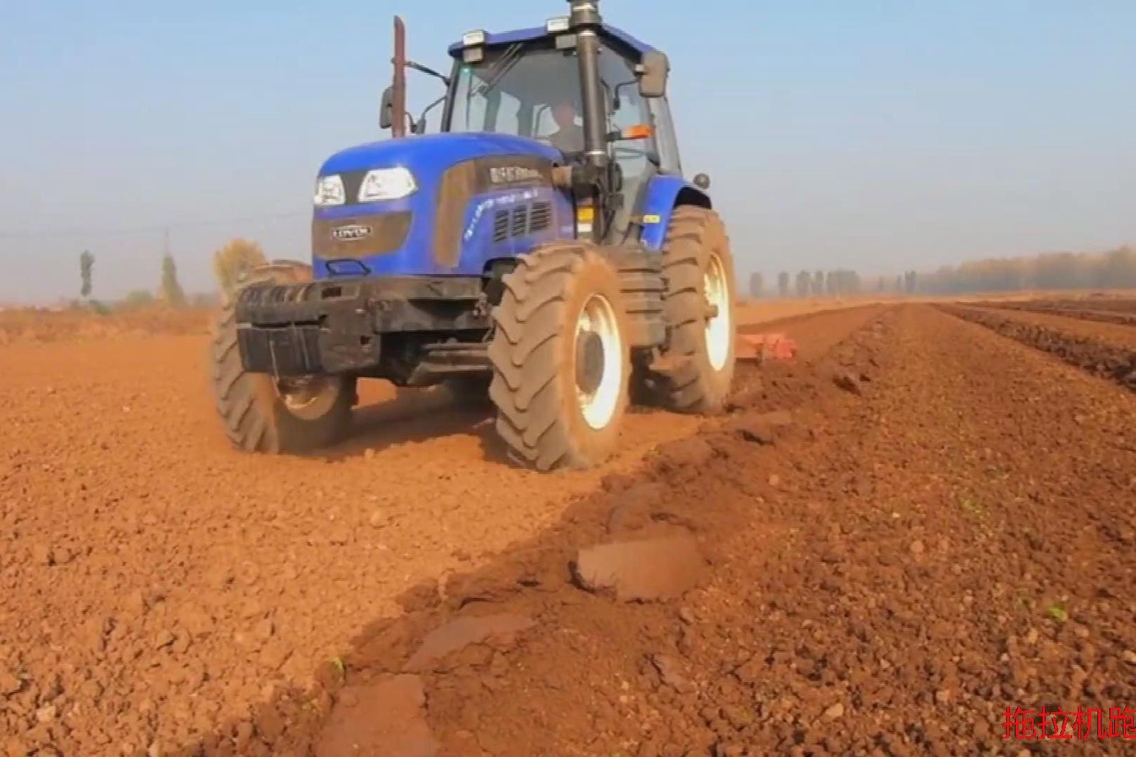 雷沃1404拖拉机挂2米6旋耕机农田转弯蛮轻快的