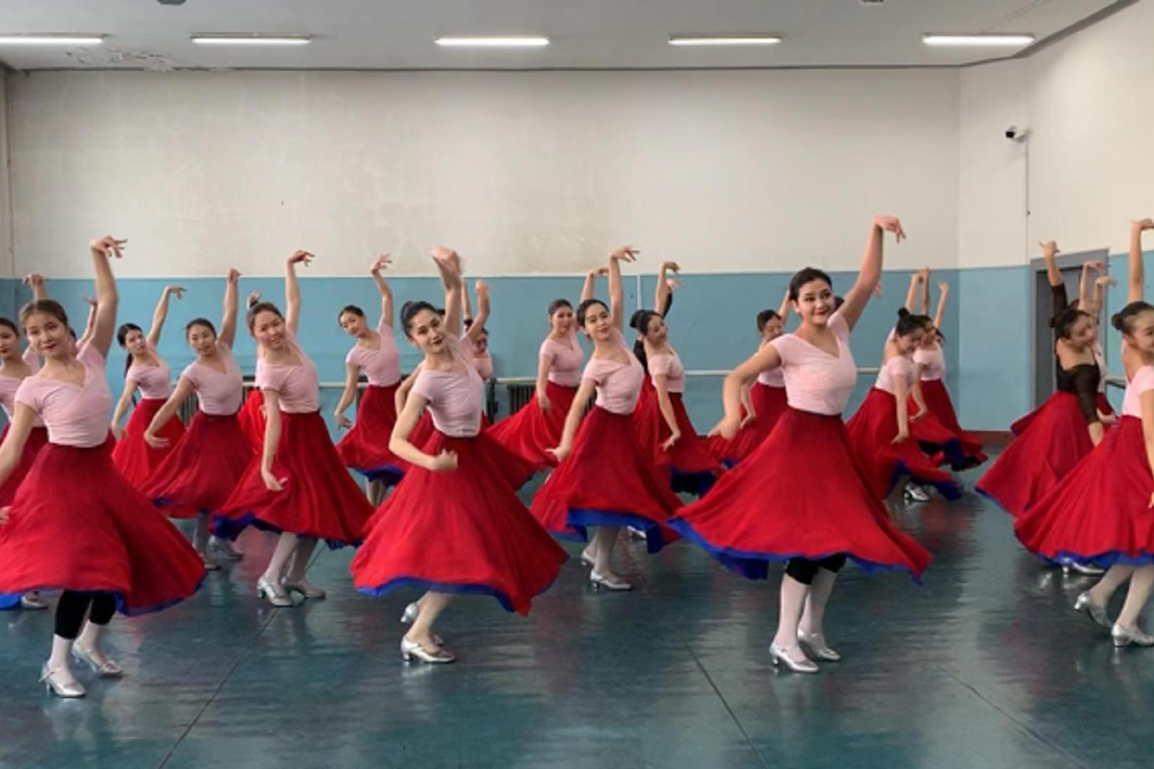 新疆艺术学院哈萨克表演性舞蹈组合《加尔加尔》