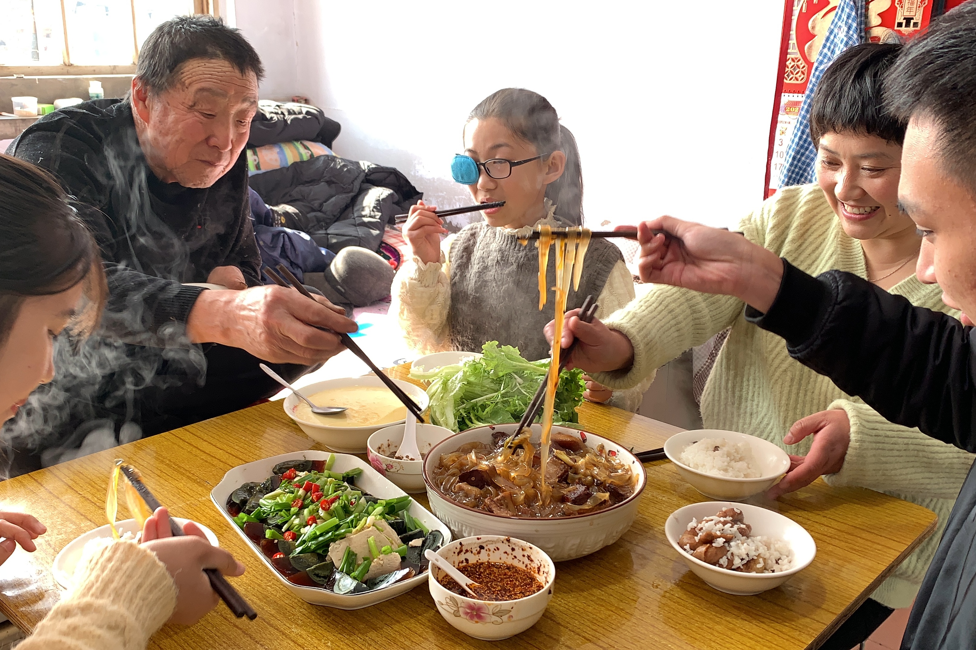 宁静的农家小院简单的农家饭菜一家人围在桌旁有说有笑好开心