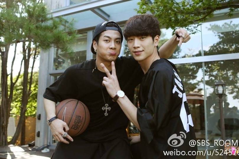 王嘉尔徐康俊凌晨3点结伴出门吃烤肉