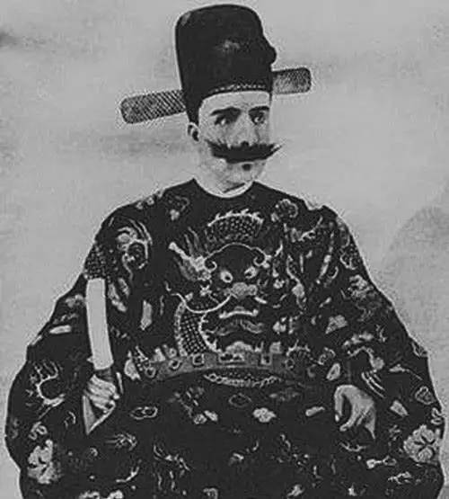 云南老照片解读:四角水牛,红白喜事,鞭猪的男人,一品大官商!