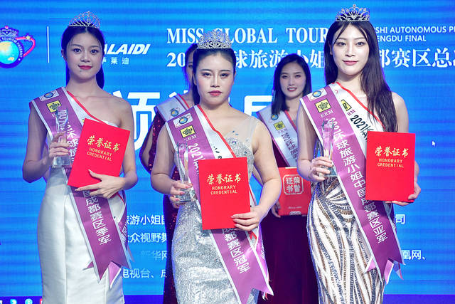 选手经过礼服,泳装和晚装展示,最终来自郑州工商学院张梦瑶获得冠军