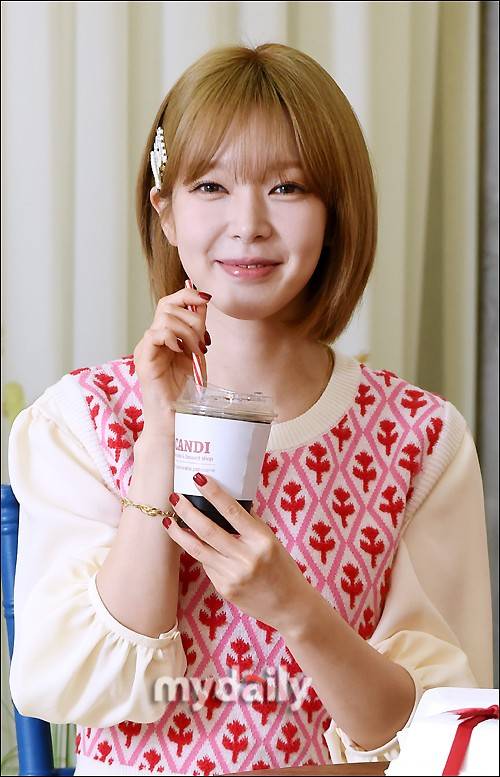 朴草娥参加电视节目拍摄 短发配粉色毛衣又美又萌4小时前00搜狐韩娱讯