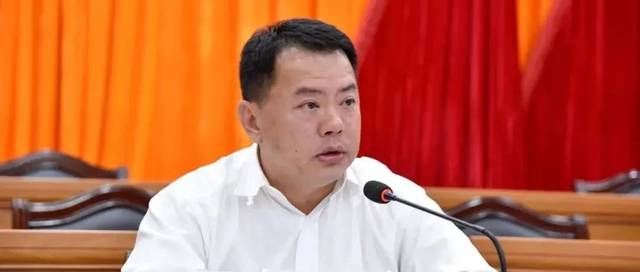 历任向阳乡乡长,乡党委书记,泸西县委常委,办公室主任,副县长等职