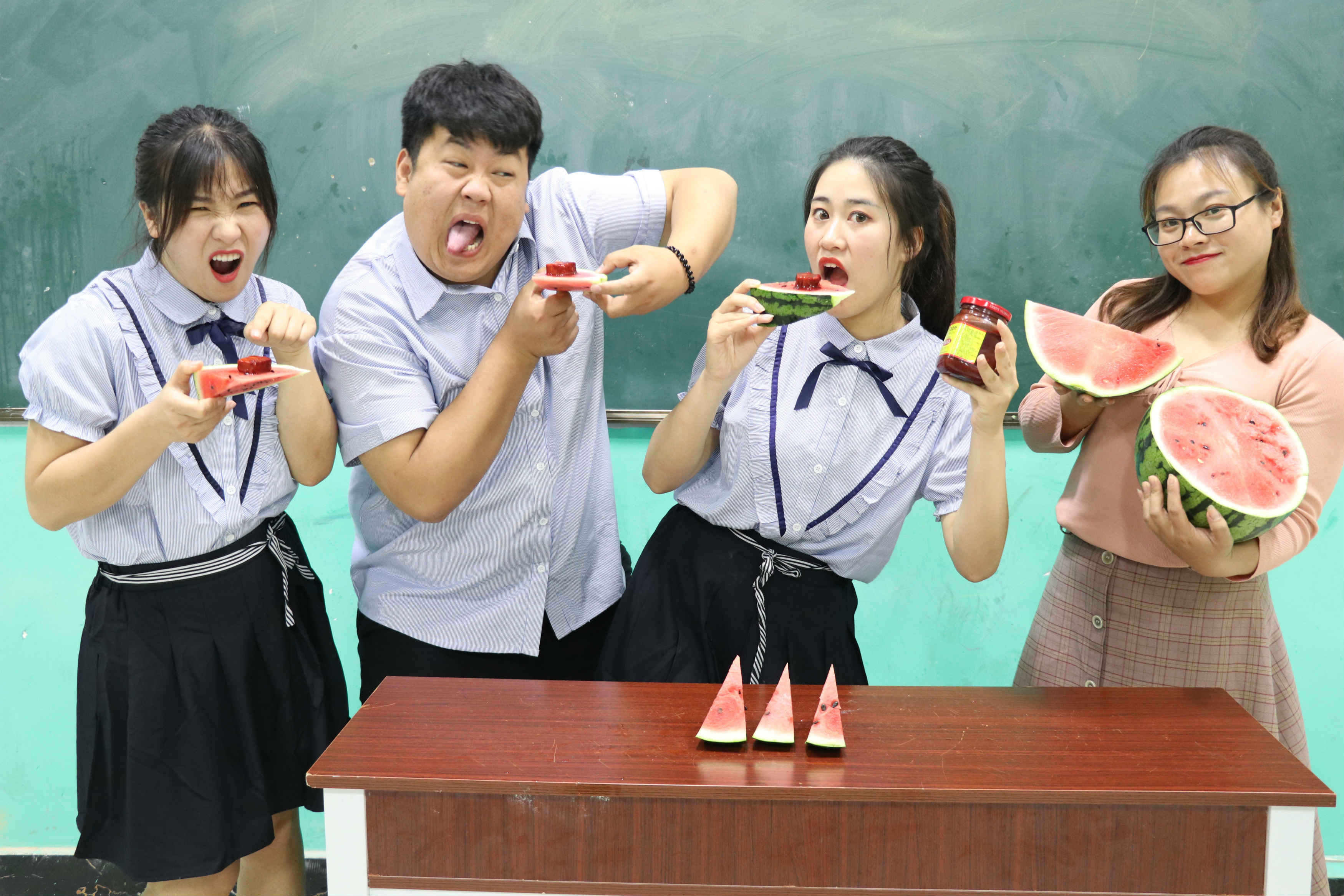 老师做黑暗料理西瓜加豆腐乳没想女同学吃的停不下来真逗