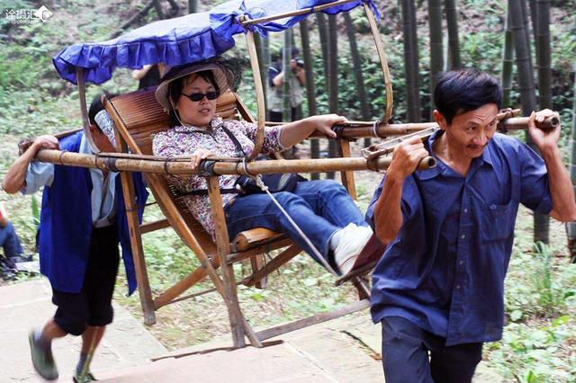 和周总理一起抬滑竿的另一人又是谁呢?同总理和张