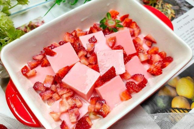 粉粉红草莓奶冻,满满的草莓味,吃上一口冰凉爽口,制作简单易学快上手
