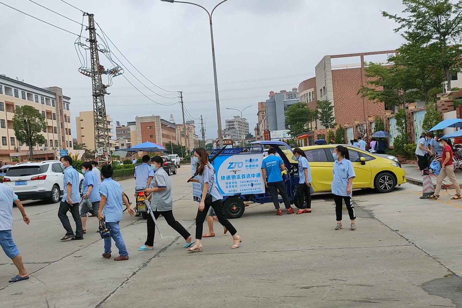 广东东莞:实拍曾经风光无限的某港资工厂下班场景,人都去哪里了