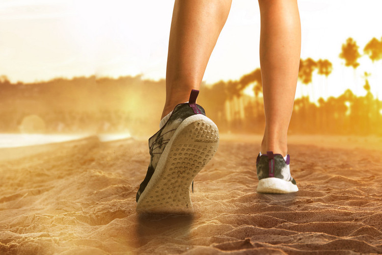 会很容易"蹲脚",易引发胫骨骨膜炎,长期冲击还易跑成o型腿