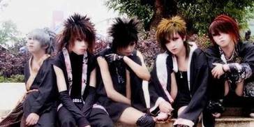 当初因“长得帅”走红的葬爱家族创始人，被富婆狂追，如今活成这般模样