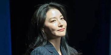 51岁李英爱，“富养”出气质