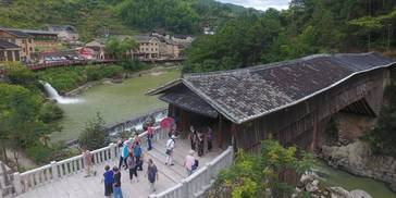 守护木拱古廊桥