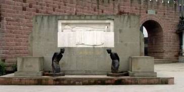 重庆磁器口汪精卫跪像神奇失踪？景区回应