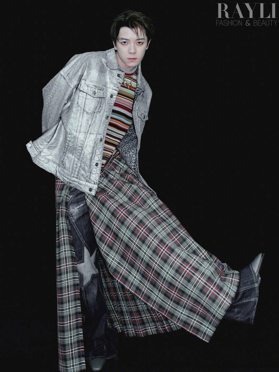 王栎鑫穿机车服帅气有型 着灰色牛仔裙碰撞新时尚