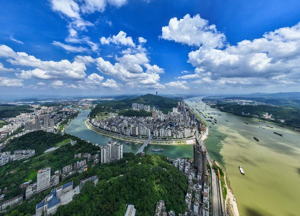 浔江上游连日降雨 广西梧州出现泾渭分明鸳鸯江-搜狐大视野-搜狐新闻