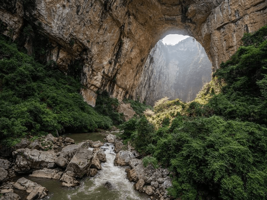 大峡谷是贵州省毕节市织金县风景区, 总长3公里,又称"一线三槽"景区