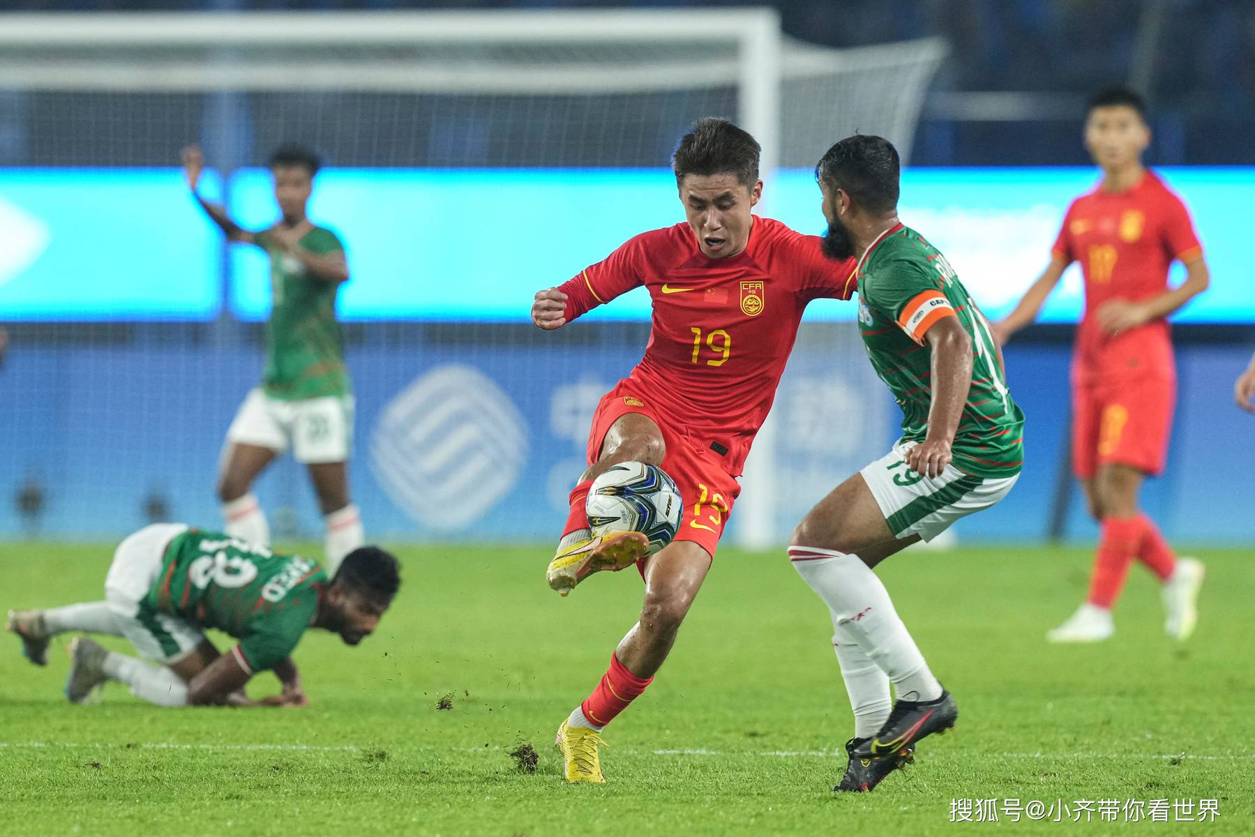 直击亚运足球男子小组赛中国队平孟加拉国队