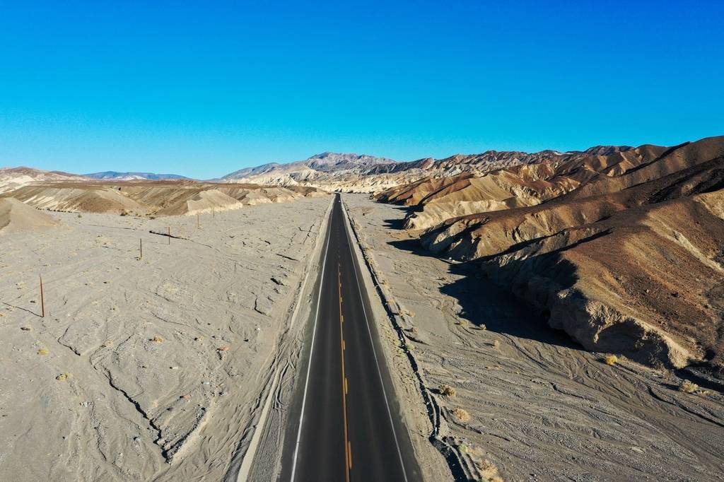 美国加州日落死亡谷公路荒漠间延伸显壮观
