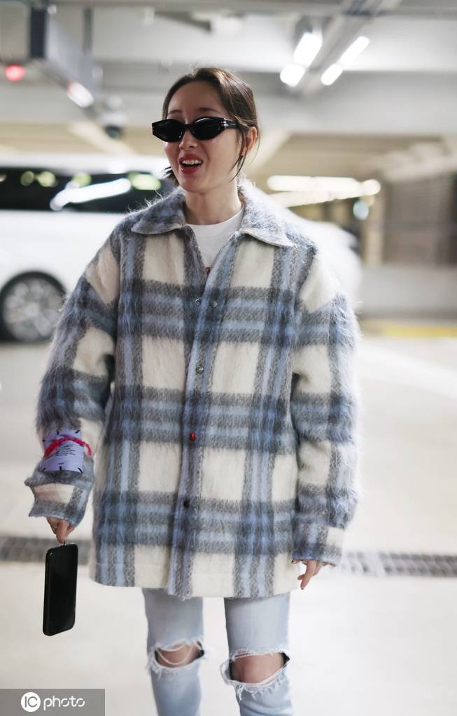 蒋梦婕现身上海机场身着格子外套时尚简约
