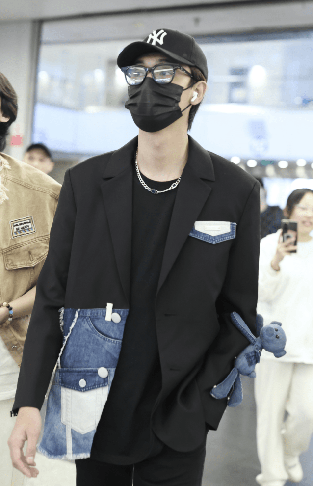 秦霄贤西装搭眼镜斯文有型手臂上小熊超可爱