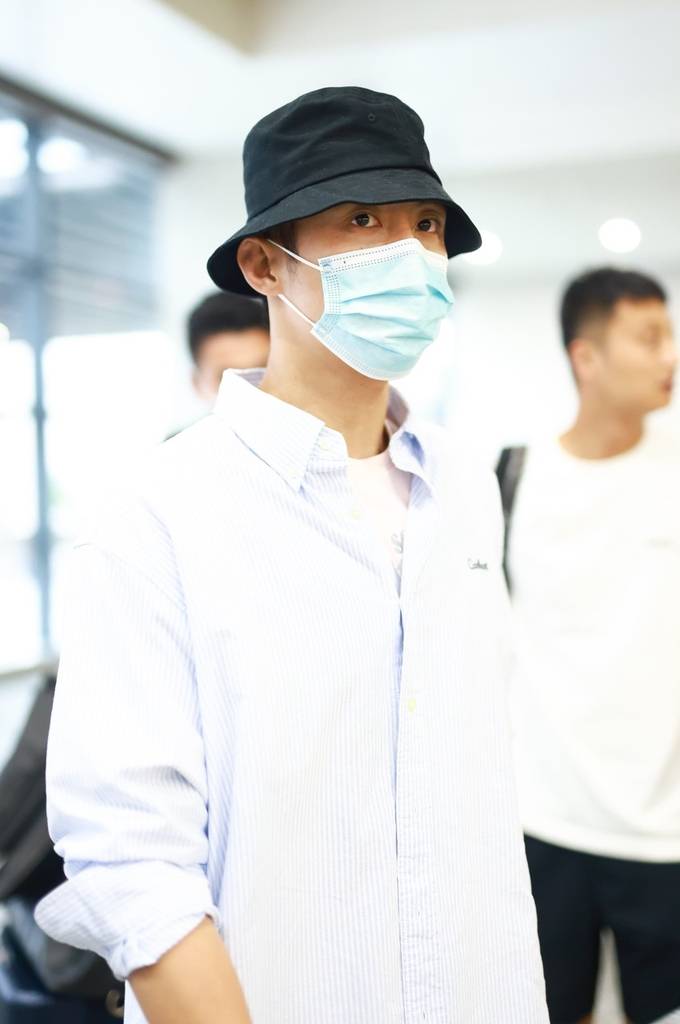 黄景瑜现身北京首都机场身穿条纹衬衫简约帅气