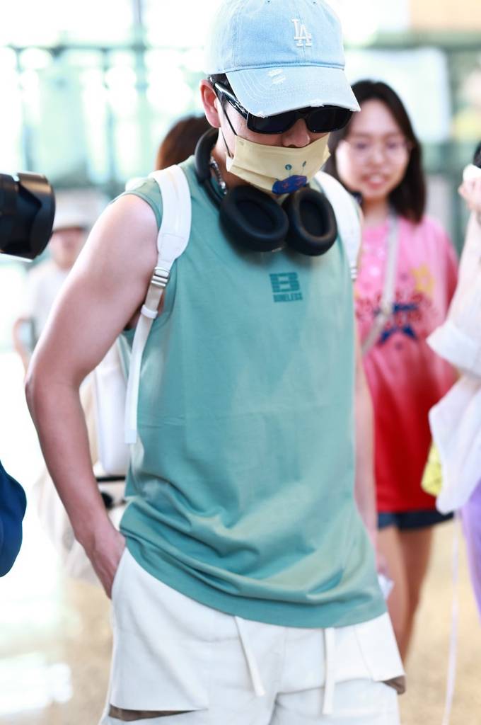 王栎鑫身穿绿色背心手臂肌肉曲线尽显