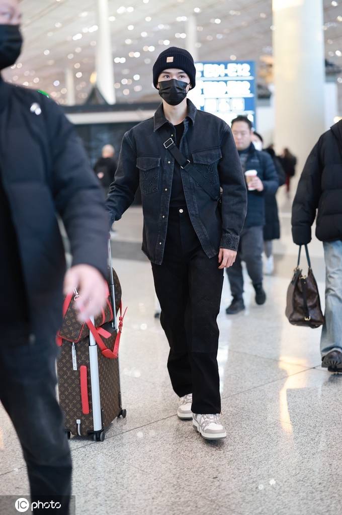 龚俊现身北京机场黑色牛仔外套青春帅气