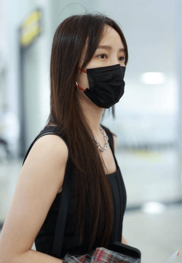 孟佳穿黑色背心搭配修身长裤现身机场辣味十足 搜狐大视野 搜狐新闻 