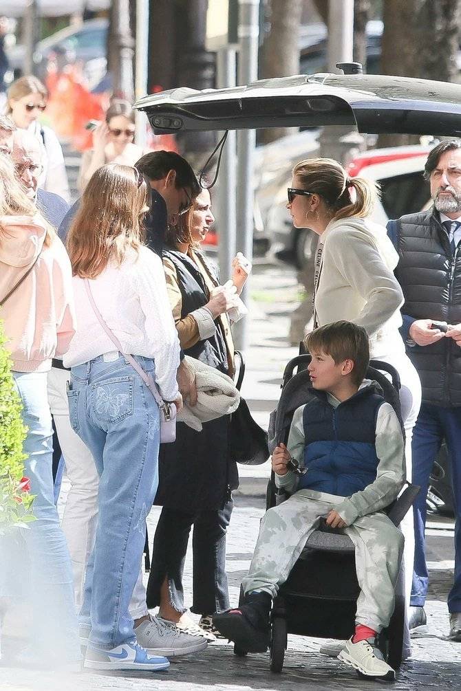 组图费德勒一家人出行14岁双胞胎女儿长大了