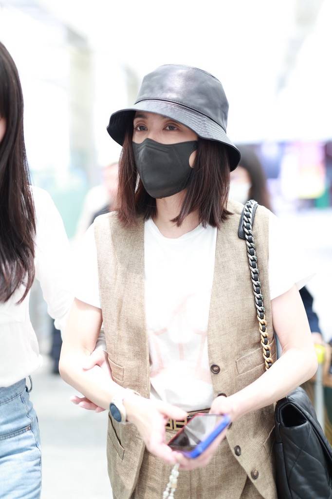 贾静雯头戴渔夫帽现身北京机场