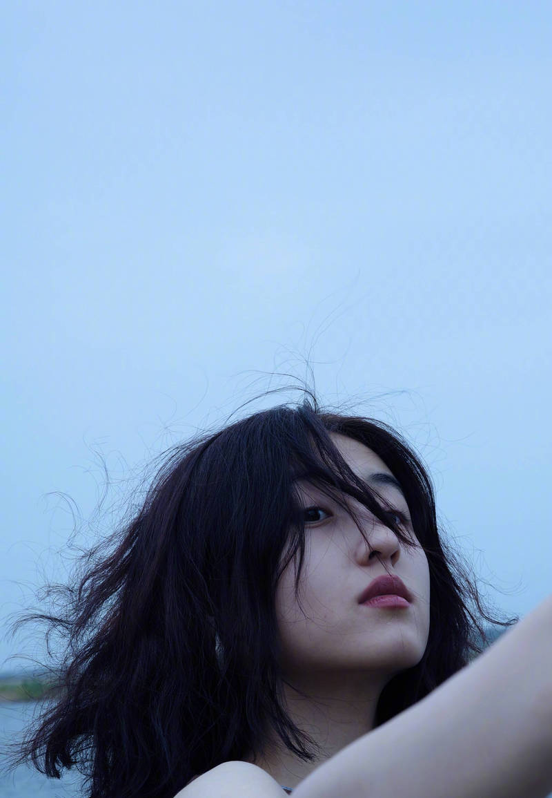 张子枫悠闲漫步海边 裙摆轻扬松弛感拉满-搜狐大视野-搜狐新闻