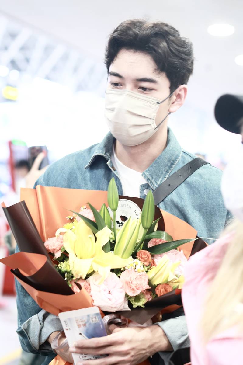 陈星旭宽松牛仔套装简单清爽对粉丝笑得超开心