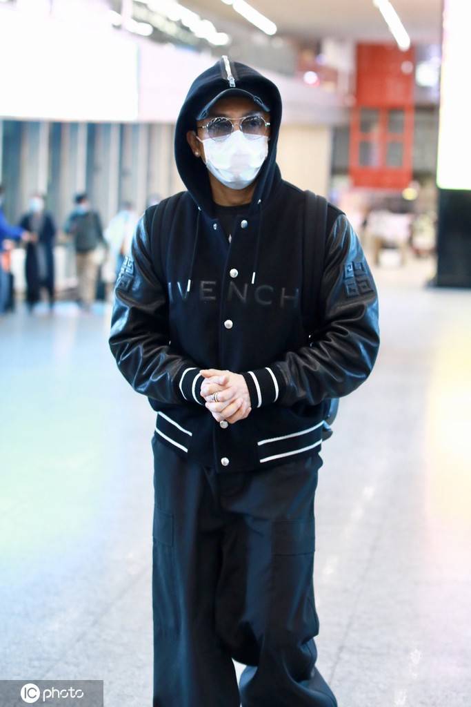 苏有朋抵达机场身着黑色棒球服时尚休闲